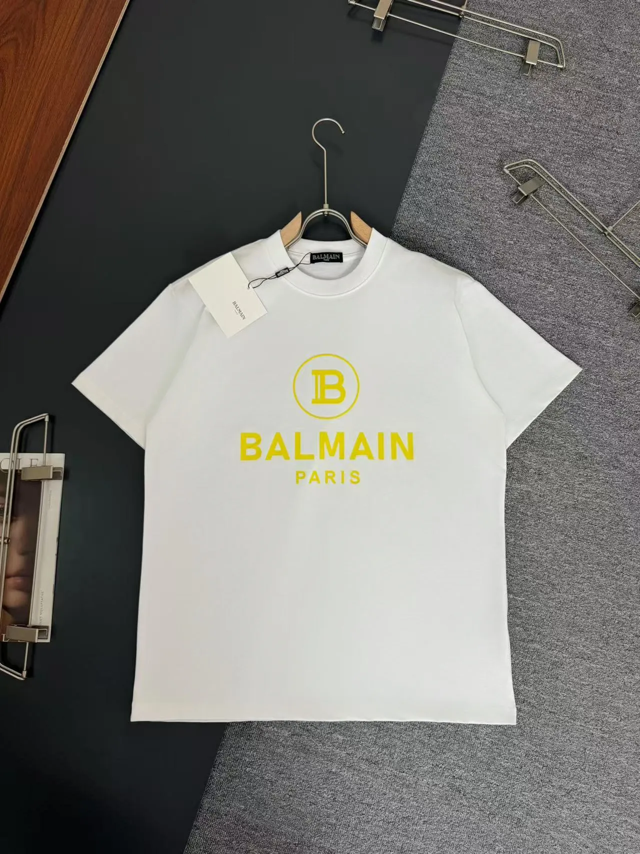 Balmain Balmain g-gram heavy cotton T-shirt, thick Breathable loose fit, printed logo design, spring and summer New Arrival round neck fashionable short-sleeved T-shirt, comfortable against the skin, durable and easy to wear, meticulous original craftsmanship, a must-have for casual Versatile Color: Black White Sizes: S M L XL XXL